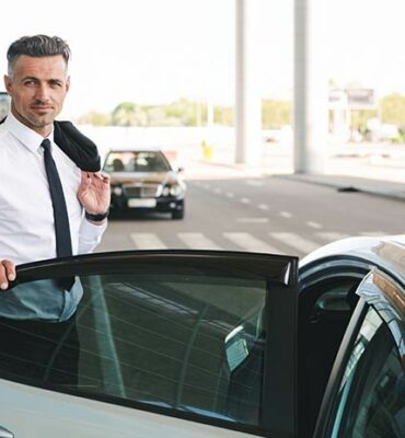homme-souriant-monte-dans-un-taxi